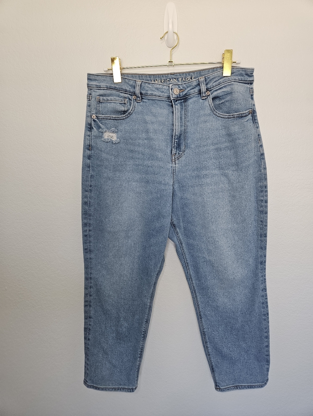 American Eagle | Mom Jean Light Wash Denim Womens 14 Short - Picture 3 of 5